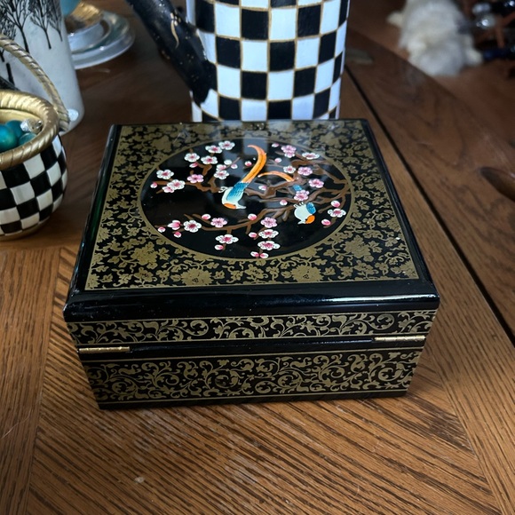 Vintage Black Lacquer Jewelry Box - Picture 7 of 12